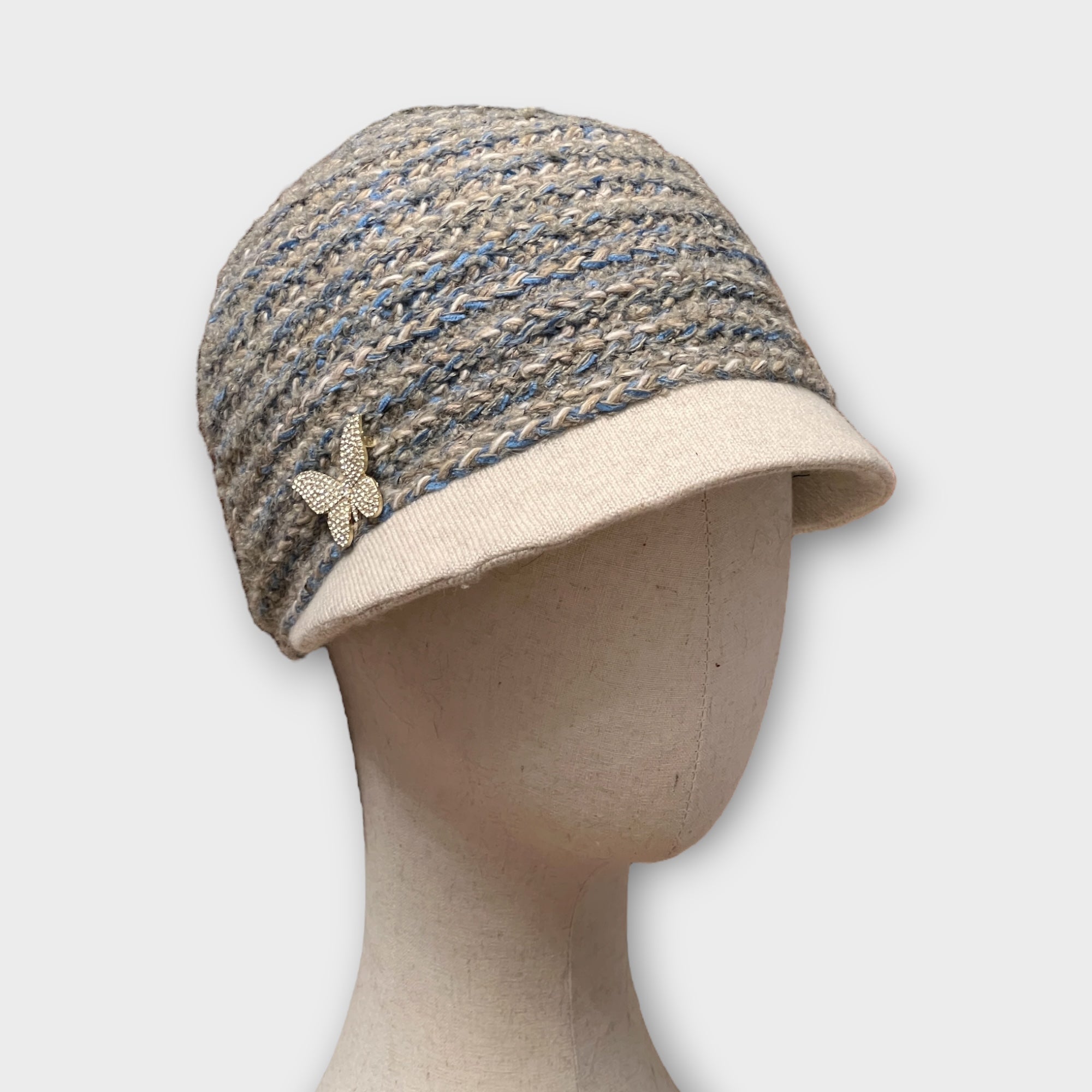 Berretto Fantino In Maglia Con Visiera Piccola E Spilla