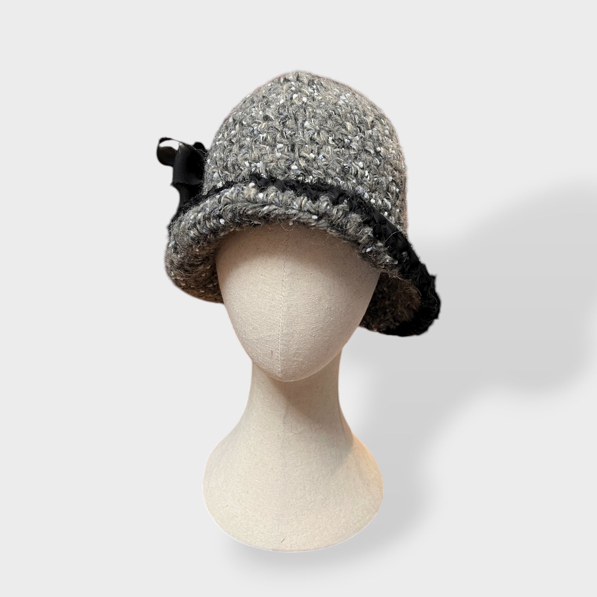 Cloche In Maglia Di Lana Con Fiore