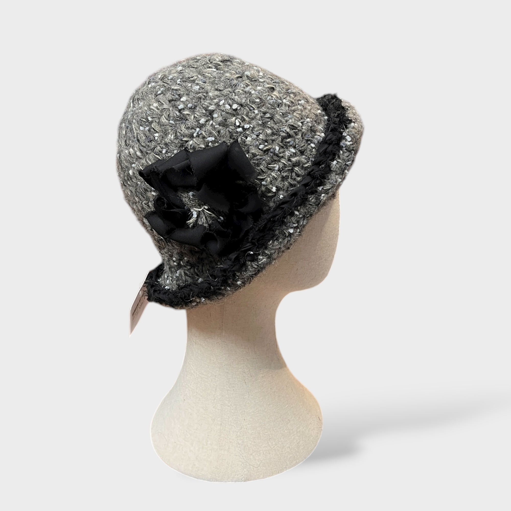 Cloche In Maglia Di Lana Con Fiore