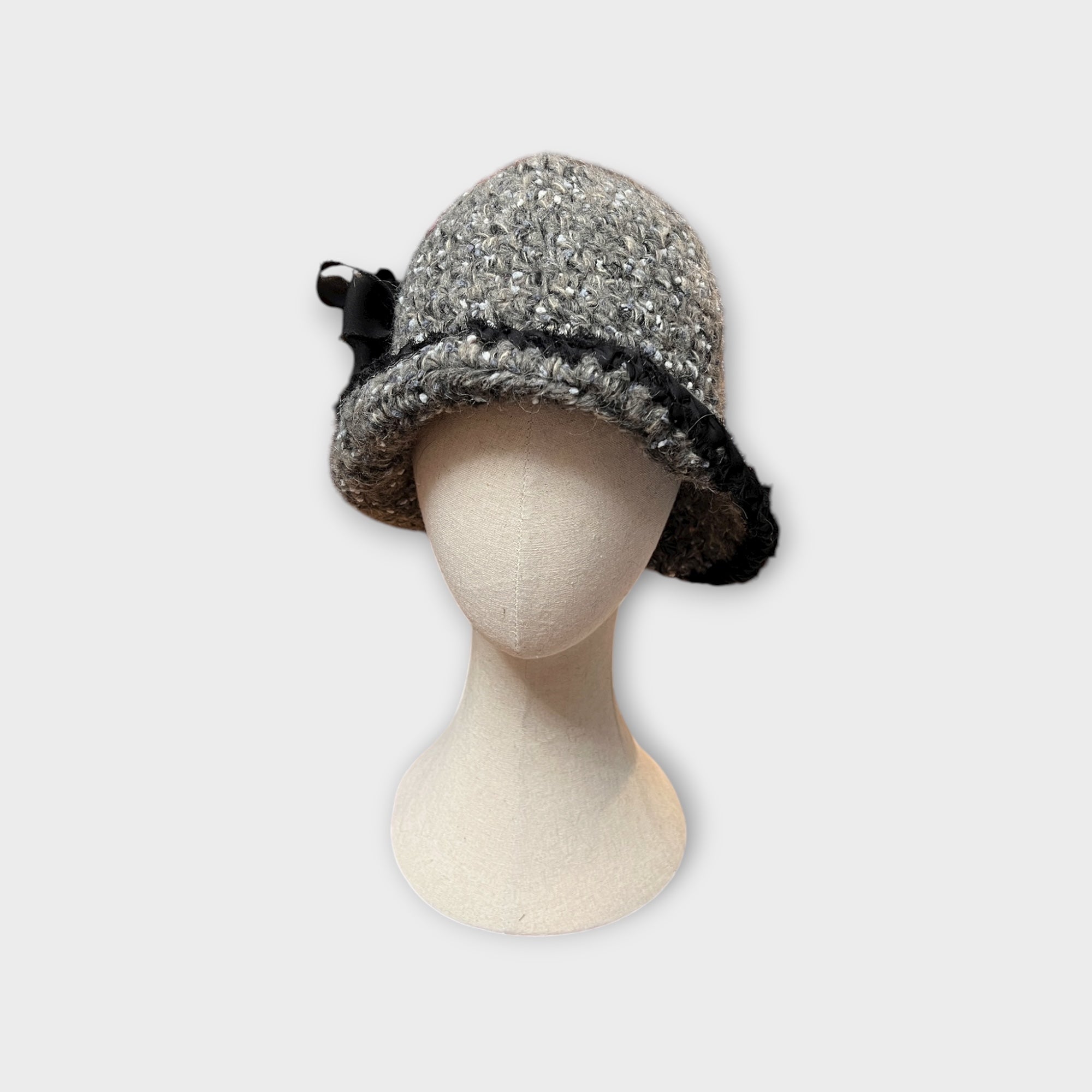 Cloche In Maglia Di Lana Con Fiore