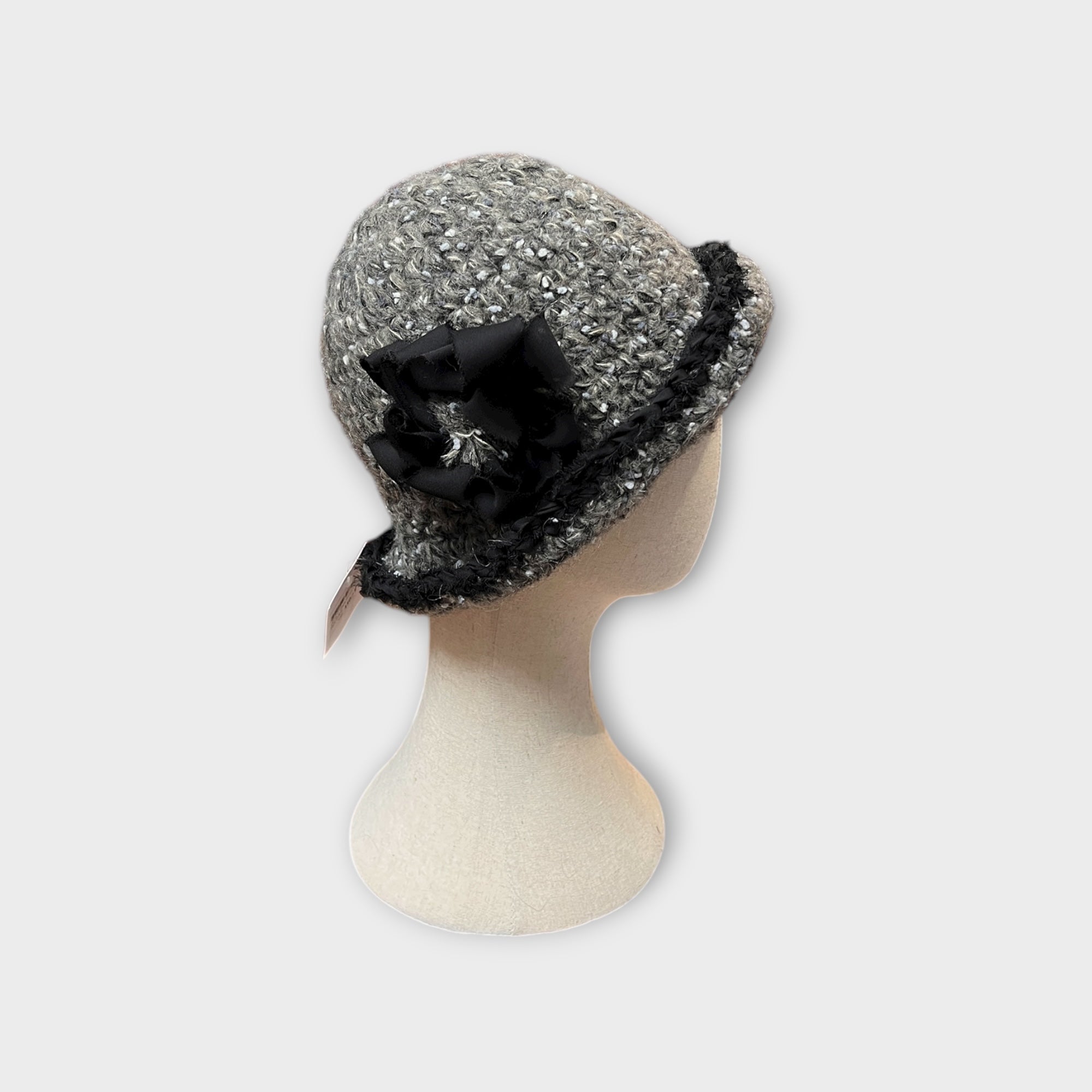 Cloche In Maglia Di Lana Con Fiore