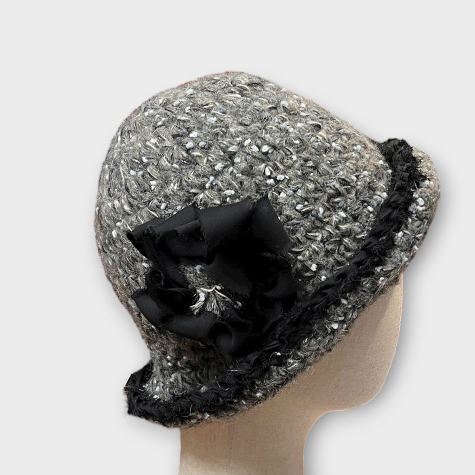 Cloche In Maglia Di Lana Con Fiore