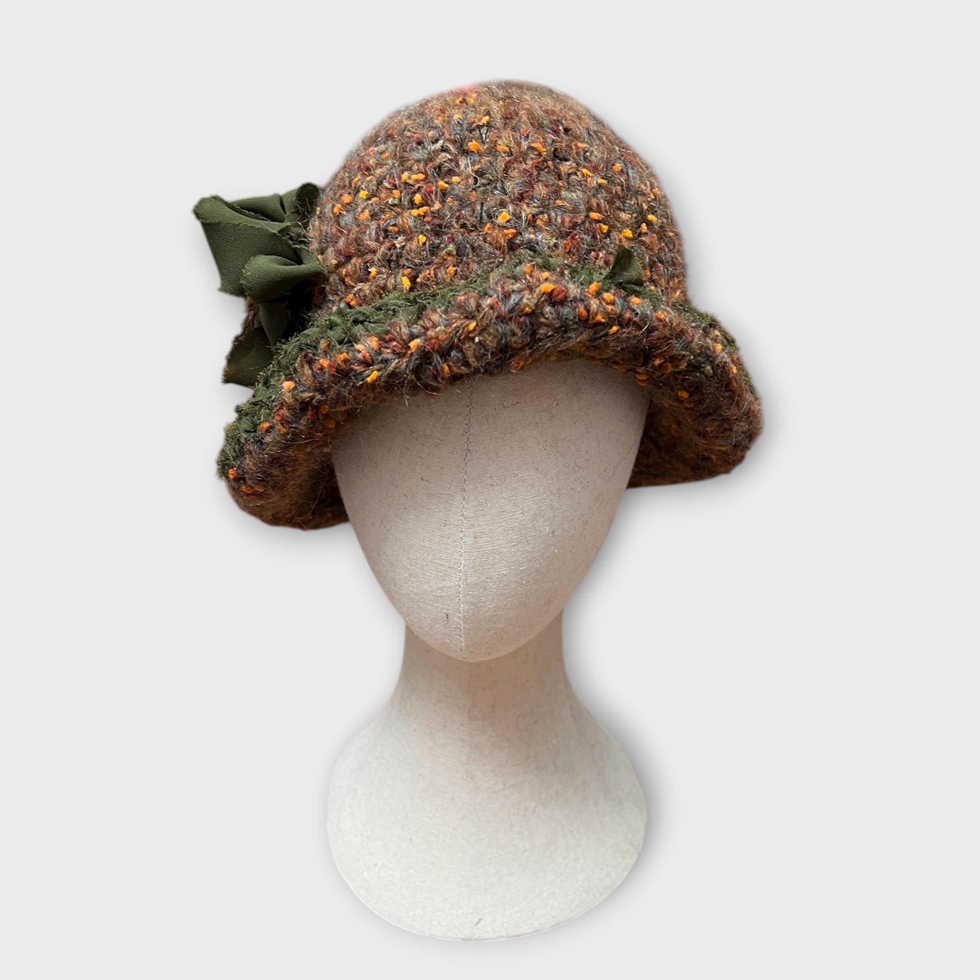 Cloche In Maglia Di Lana Con Fiore