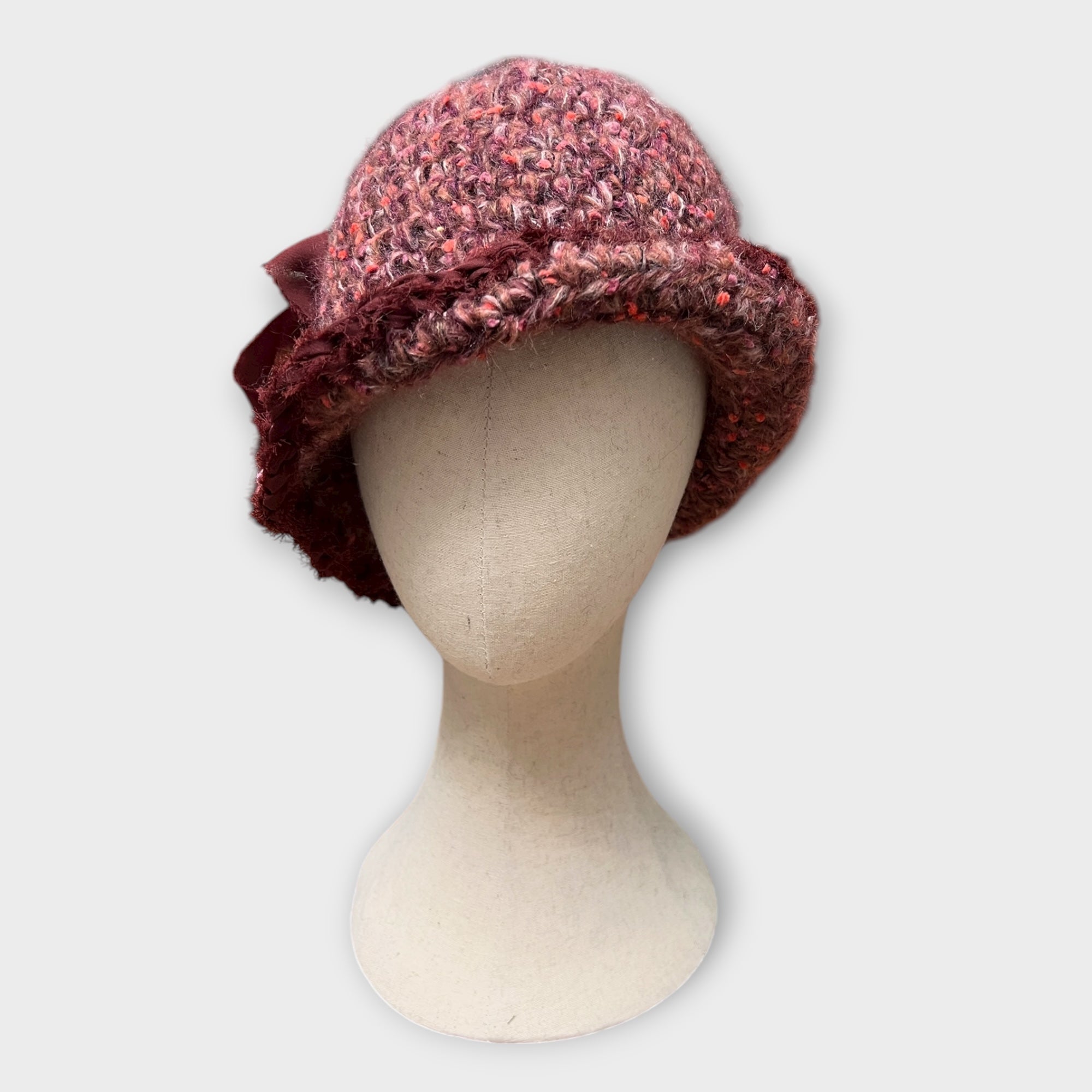 Cloche In Maglia Di Lana Con Fiore