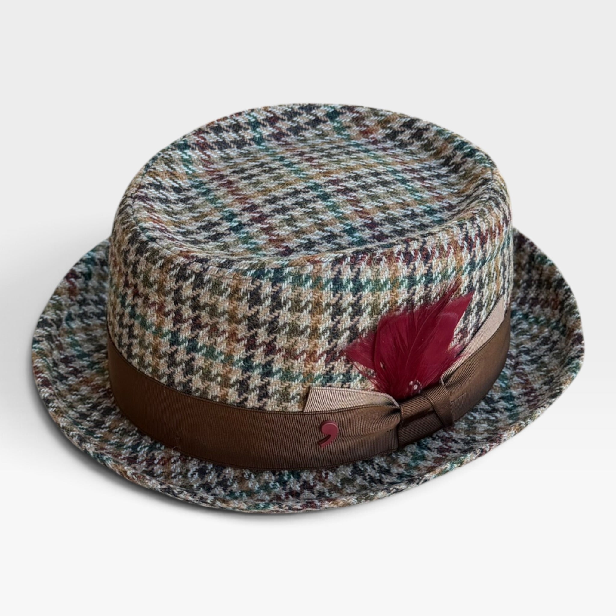 Cappello Pork Pie Glen Check visto dall'alto, dettaglio piuma e fascia