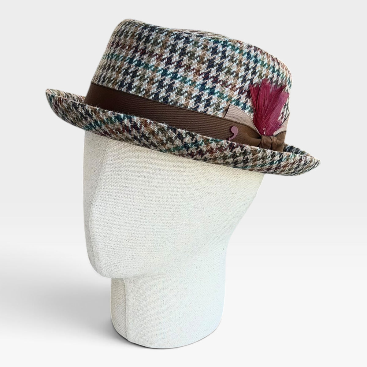 Profilo del cappello Pork Pie in lana motivo Glen Check indossato su manichino