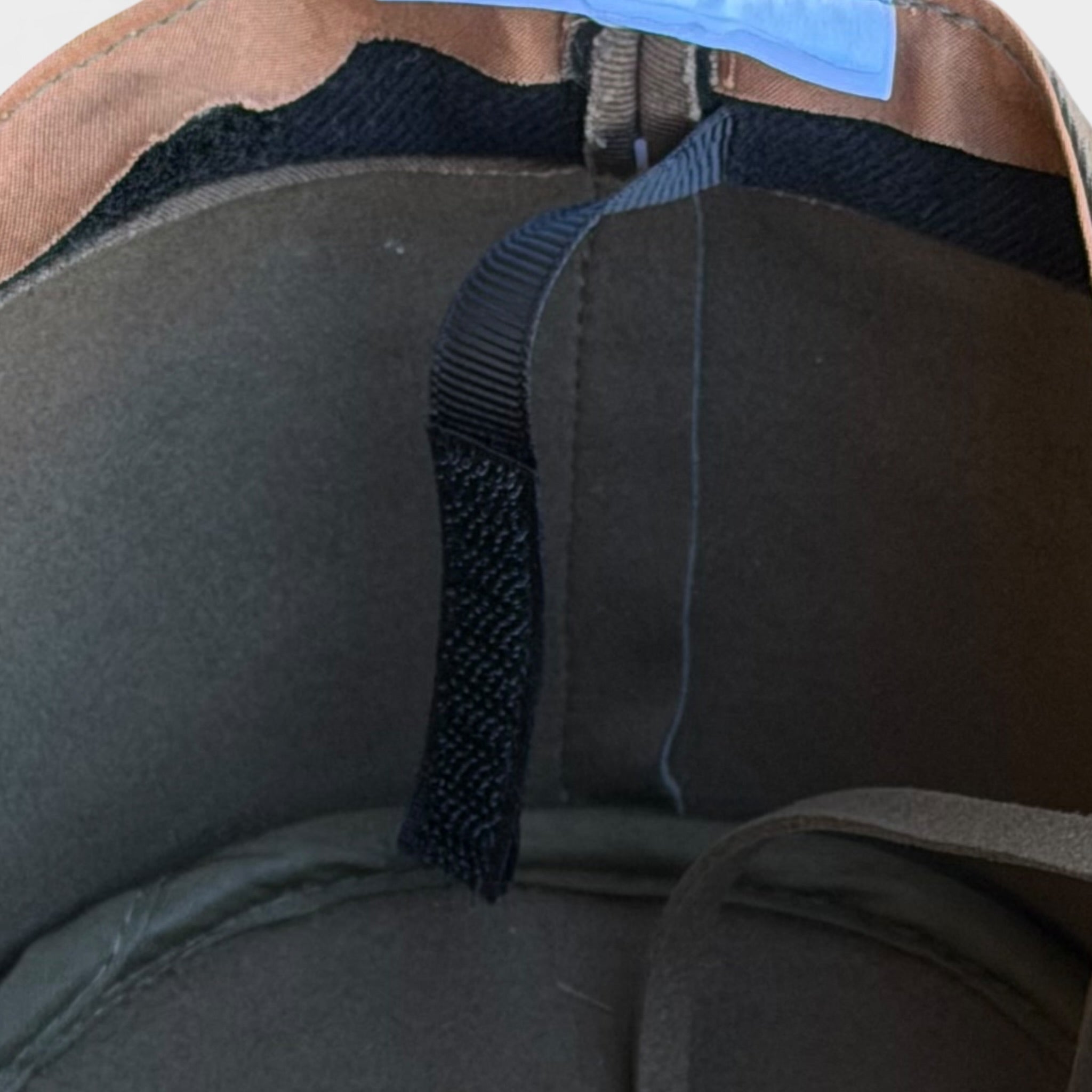 Particolare delle cuciture e della finitura interna del cappello