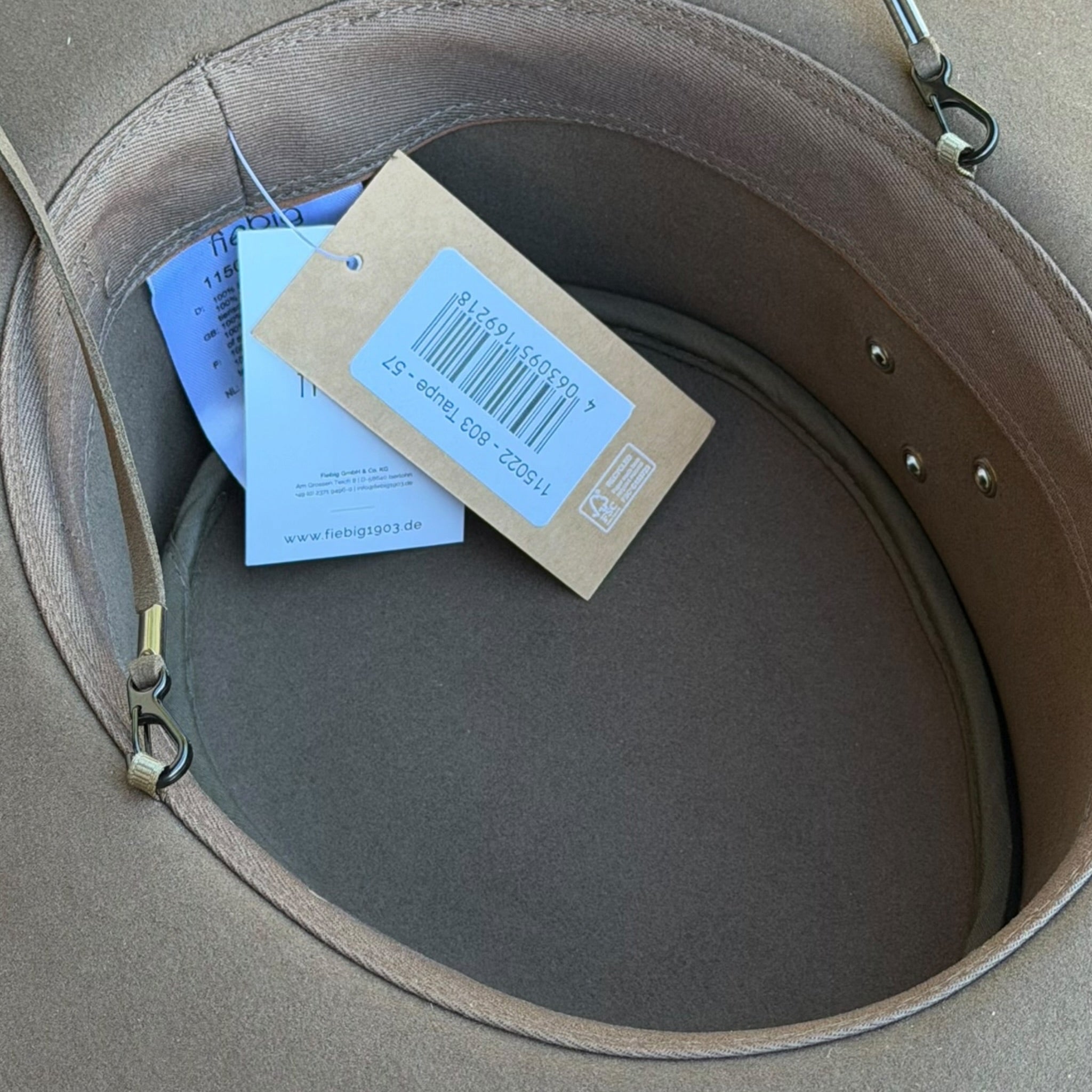 Interno del cappello con etichetta Fiebig e barcode visibile