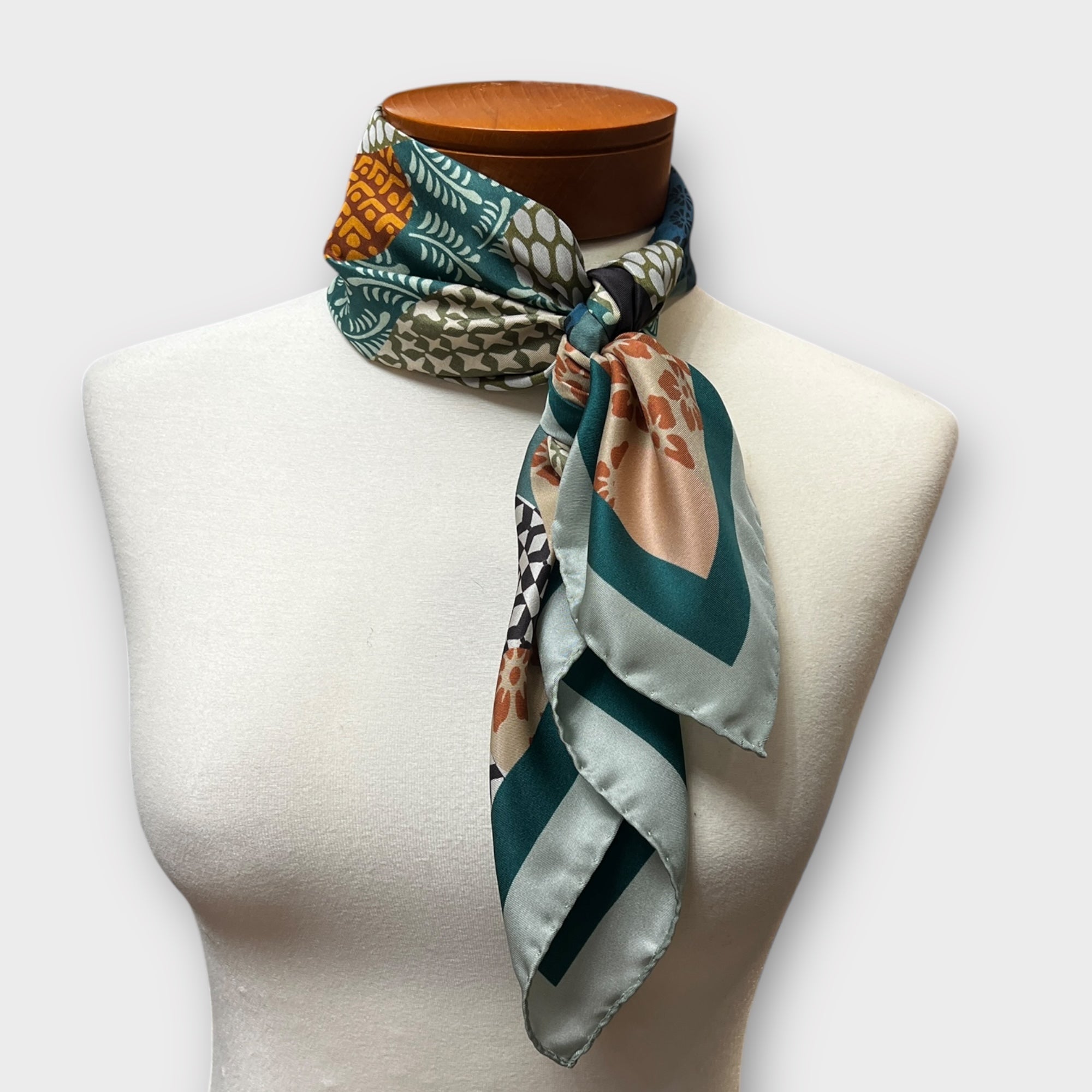 Foulard Donna Quadrato In Raso Di Pura Seta 70x70 cm