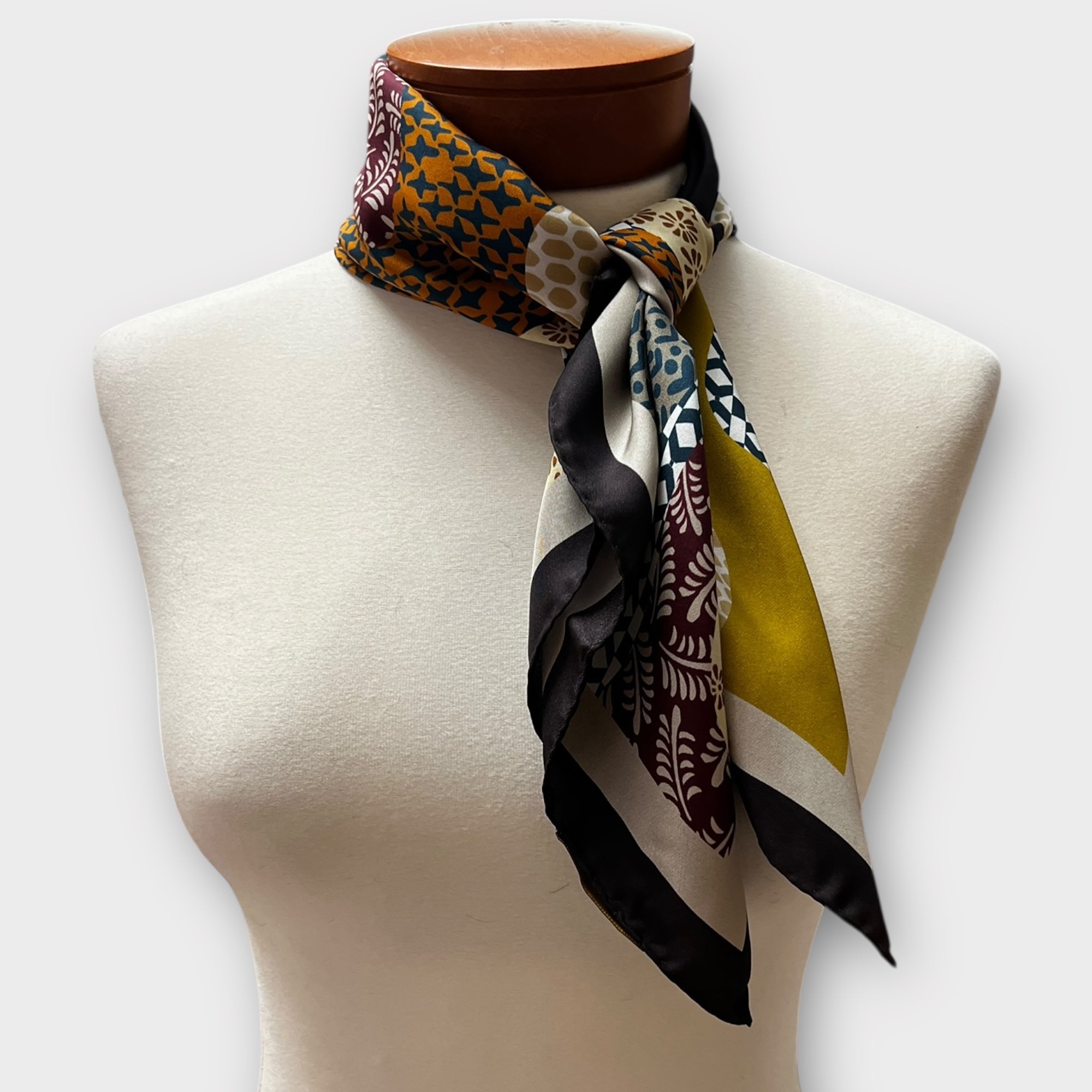 Foulard Donna Quadrato In Raso Di Pura Seta 70x70 cm