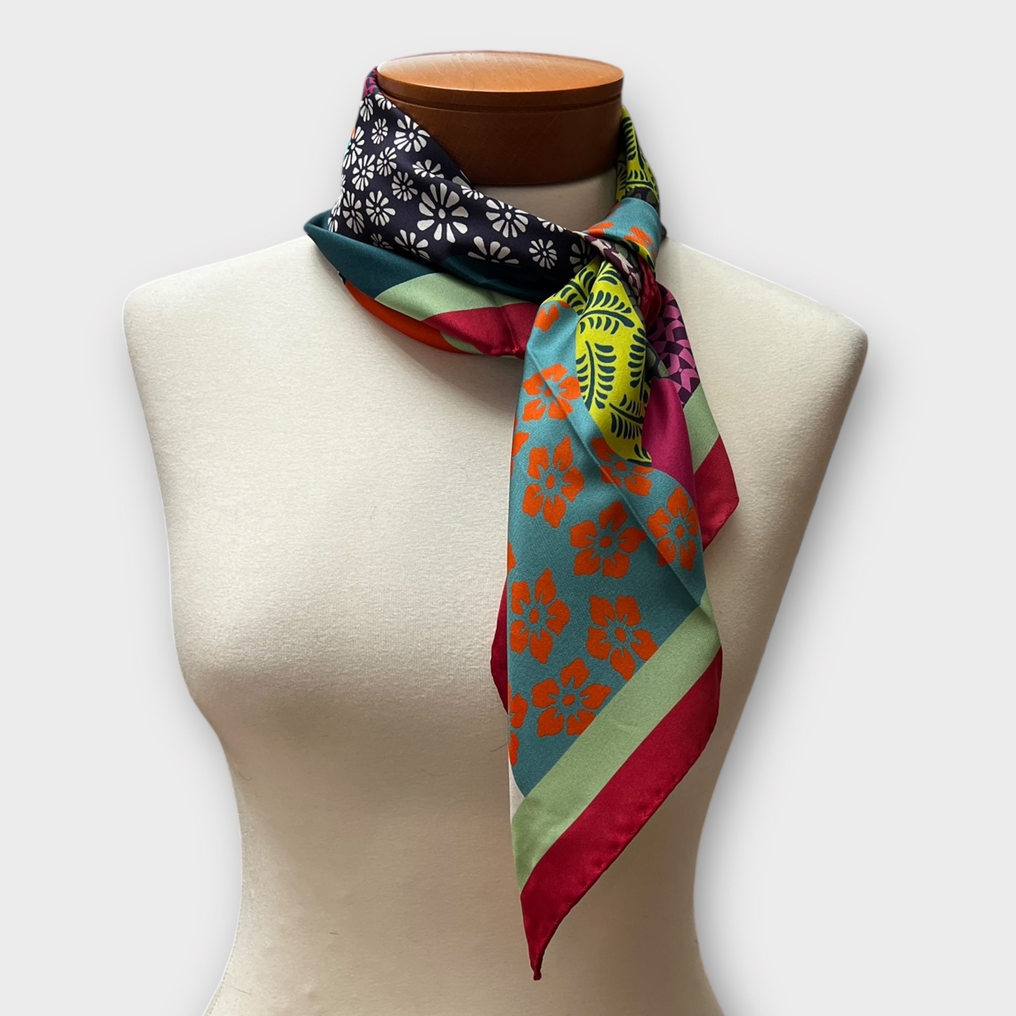 Foulard Donna Quadrato In Raso Di Pura Seta 70x70 cm