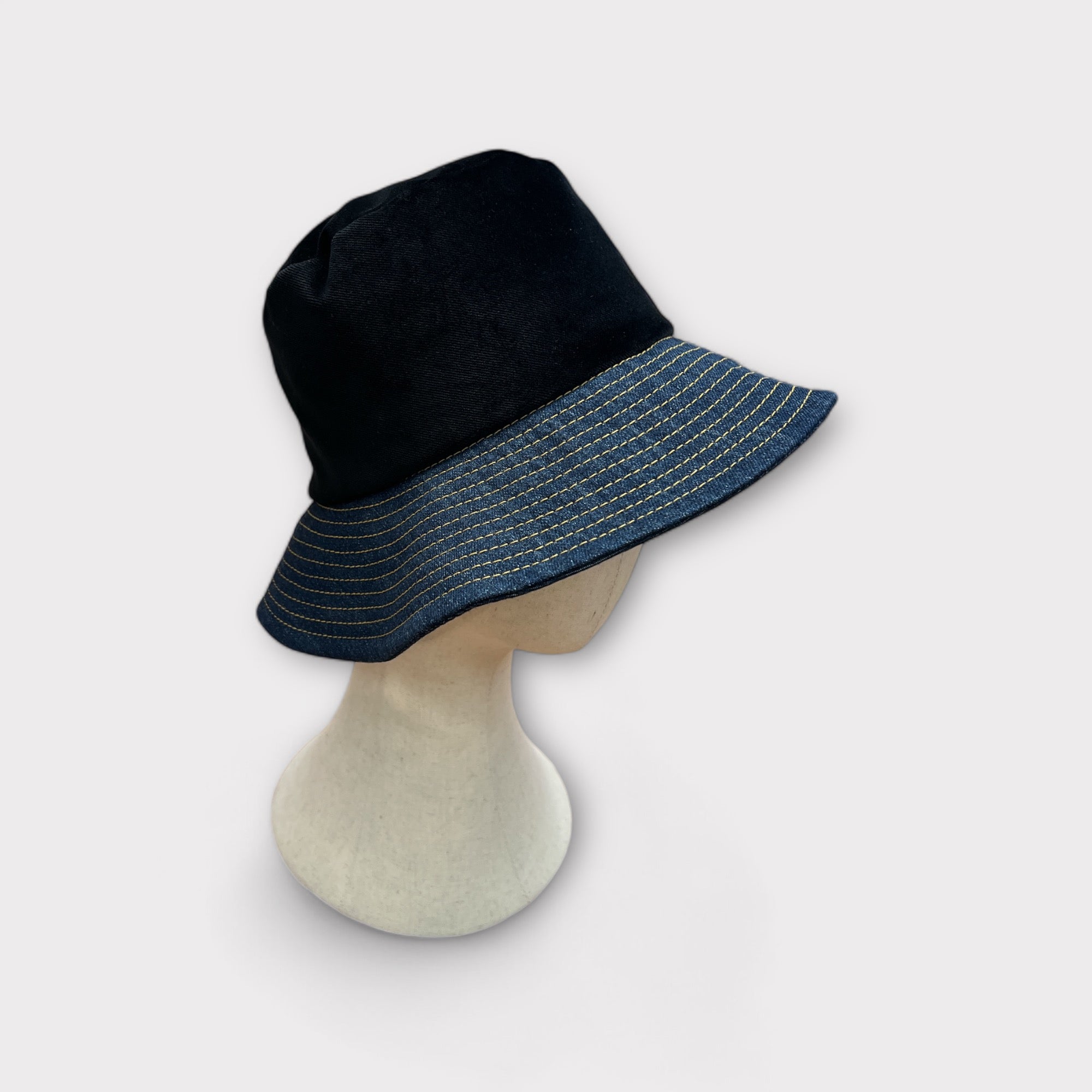 Cappello Invernale Donna In Velluto nero e jeans