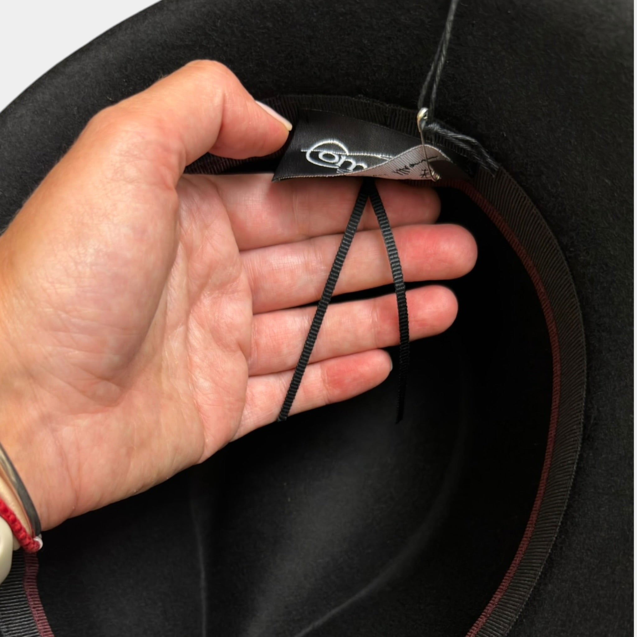 Cappello Donna In Feltro Di Lana Ala Asimmetrica E Decoro Strass