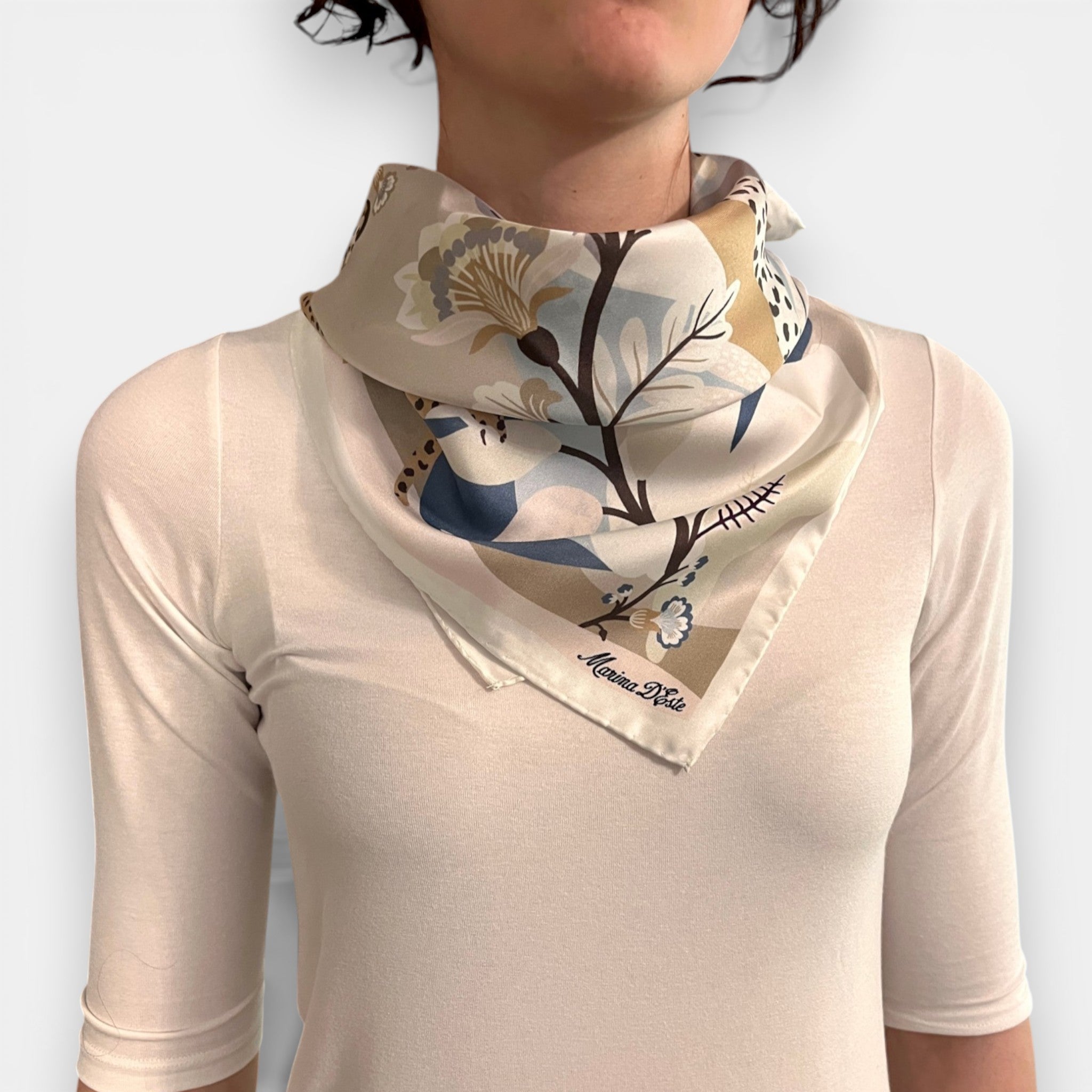 Foulard in Twill di Pura Seta Motivo Floreale e Animalier 70x70 cm