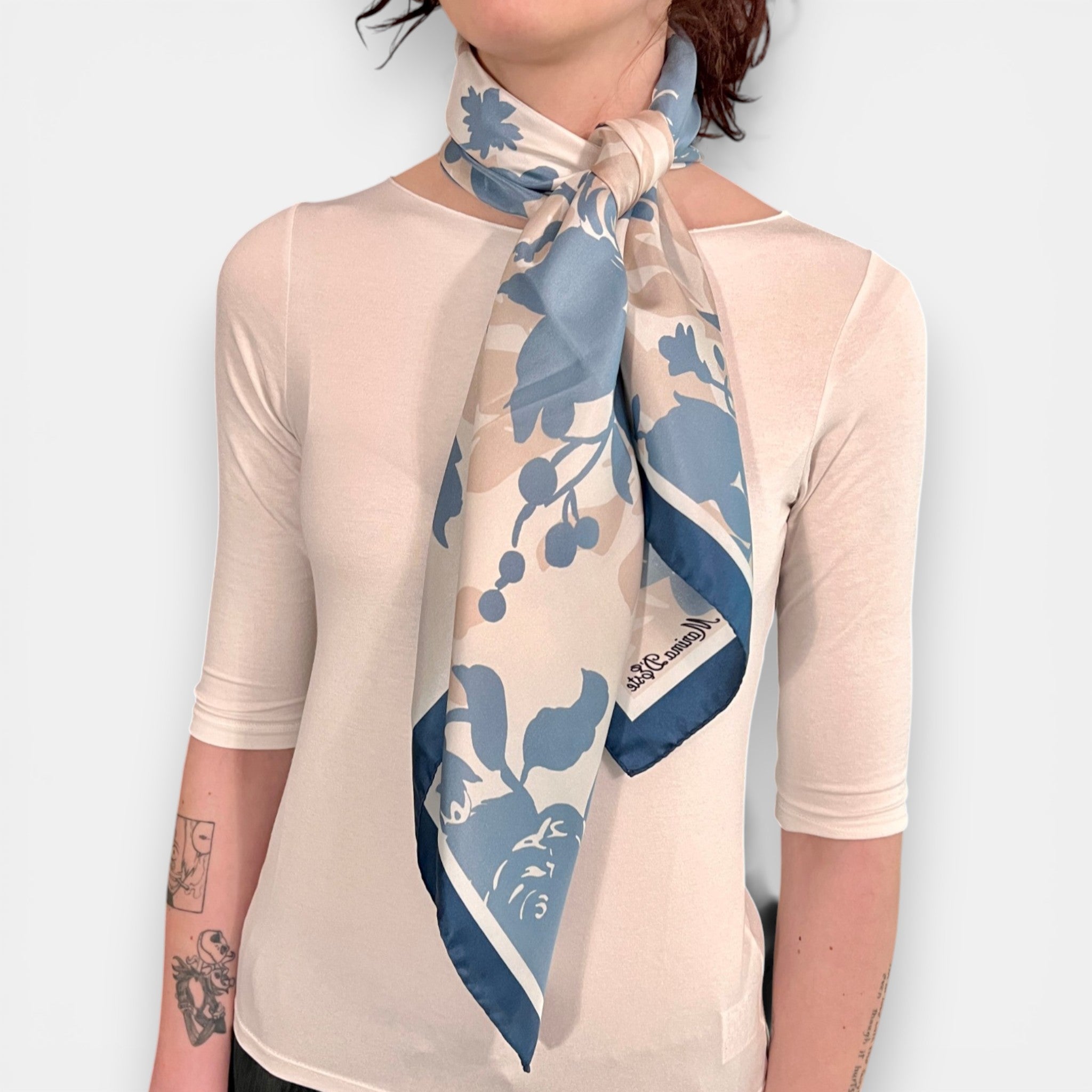 Foulard in Twill di Pura Seta Motivo Floreale Stilizzato 90x90 cm