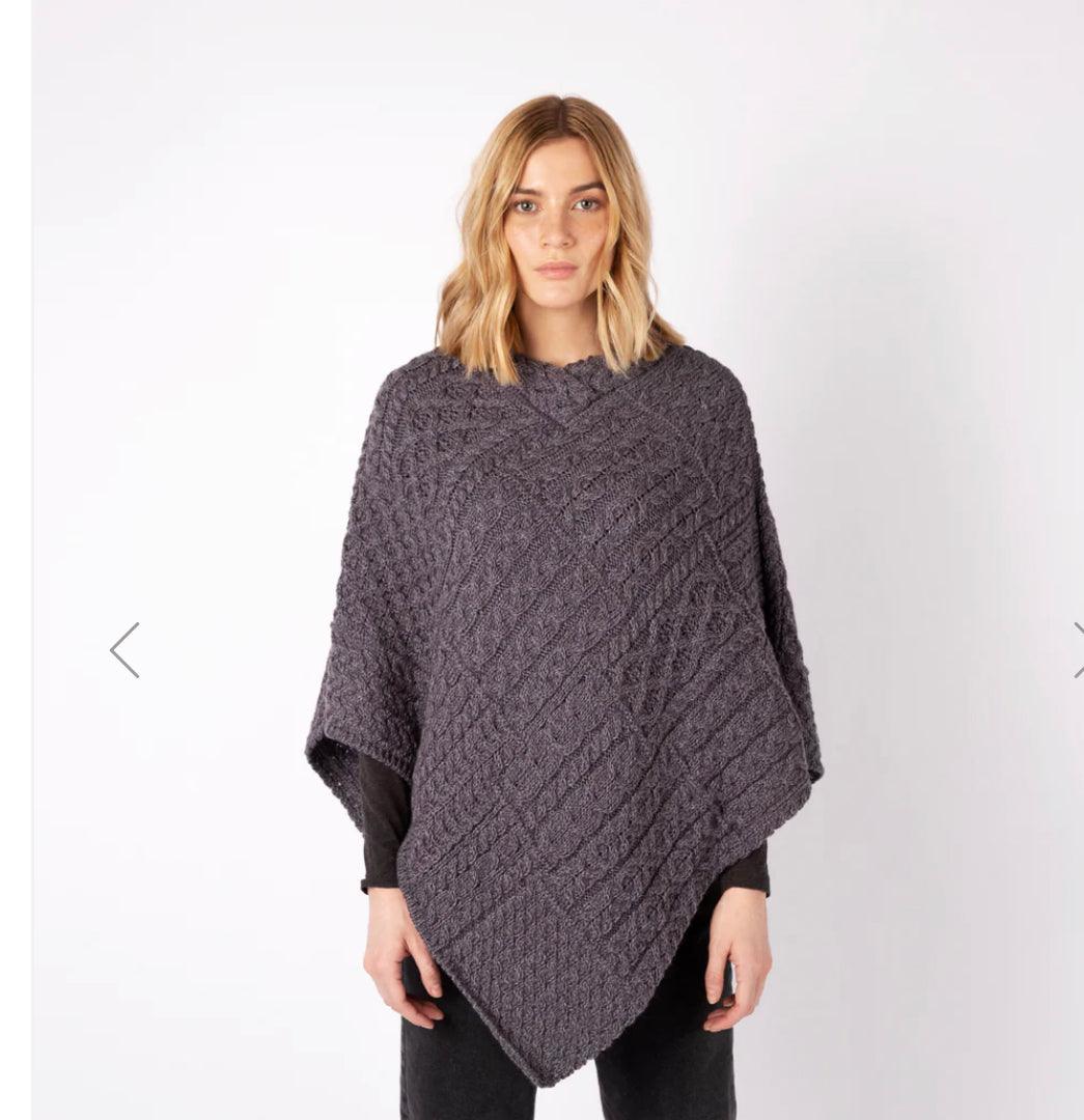 Poncho grigio in pura lana indossato 