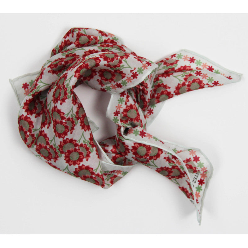 Foulard in seta bianca con fantasia fiori rossi e verdi annodato