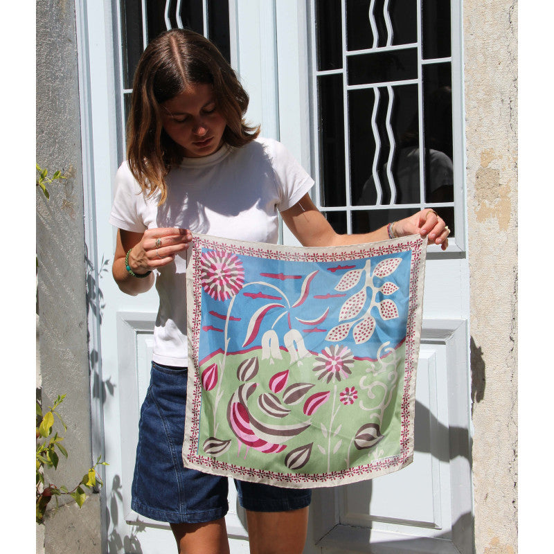 Donna che indossa foulard Birdy Les Belleses Vagabondes multicolore