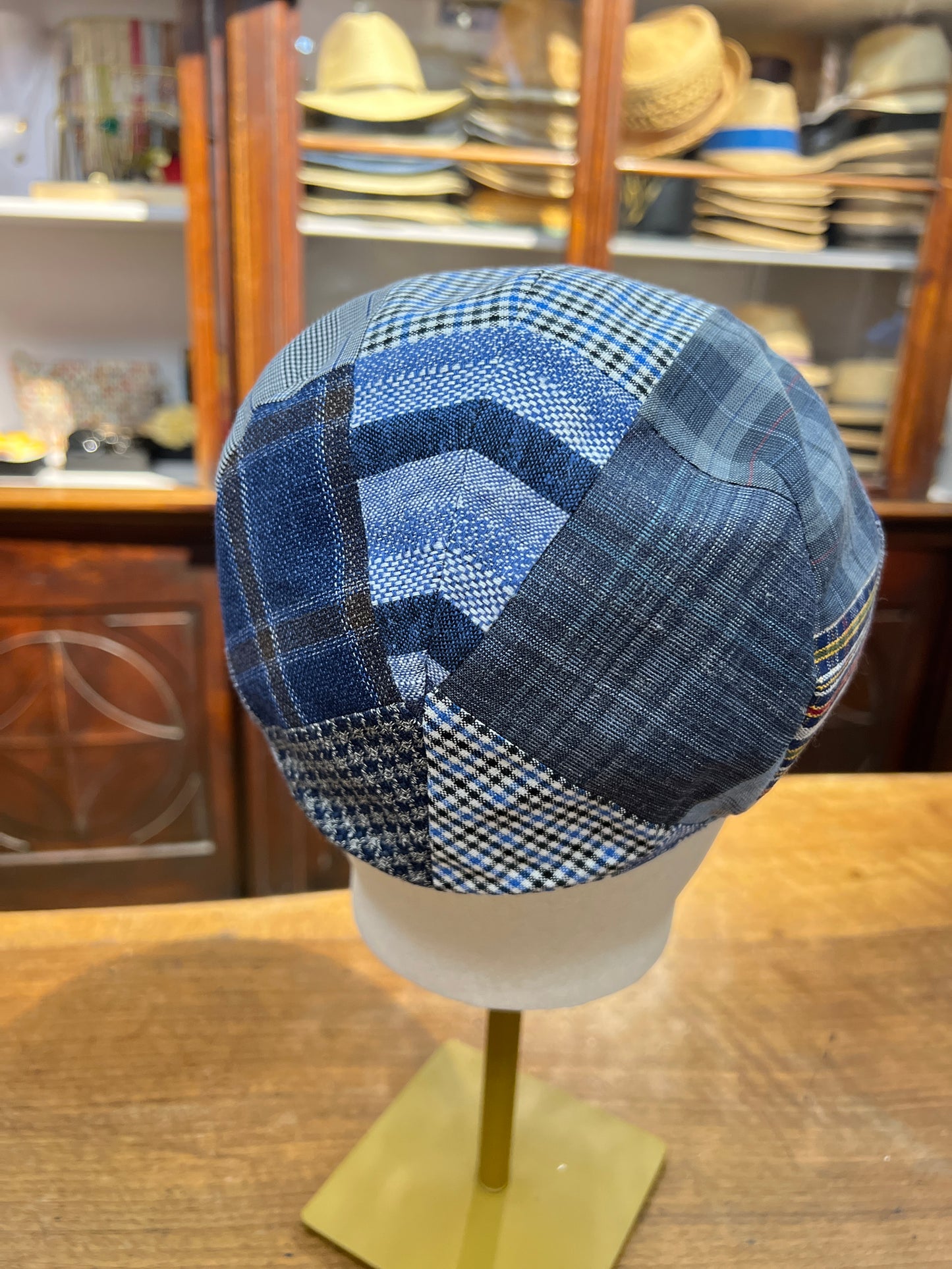 Blaue irische Schiebermütze im Patchwork-Stil