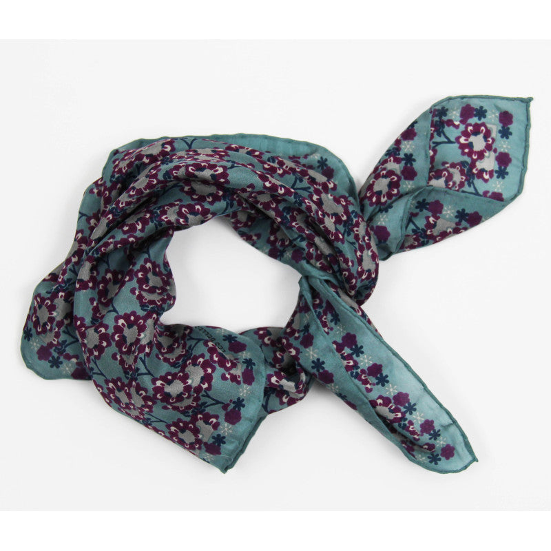 Foulard in seta fantasia floreale viola e blu annodato