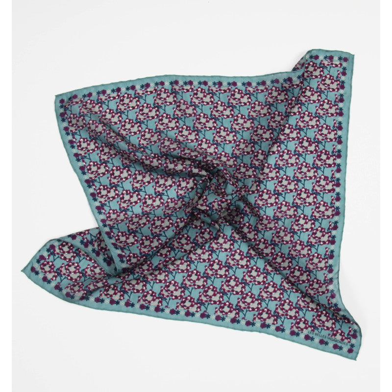 Foulard in seta azzurro con fantasia fiori viola e bordo decorato
