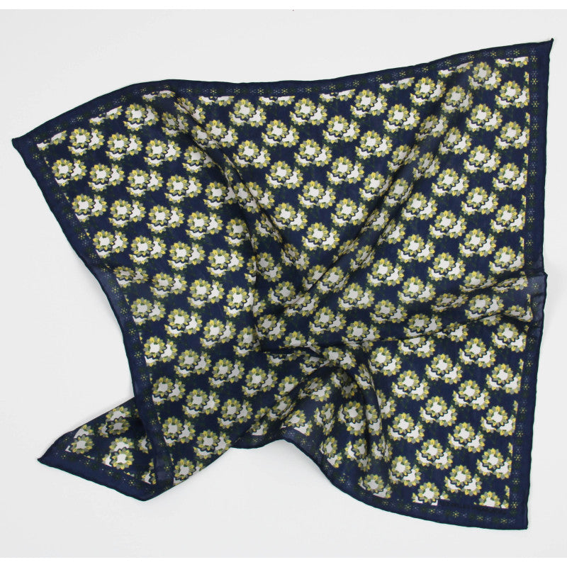Foulard in seta blu scuro con motivo fiori gialli e bordo finemente rifinito