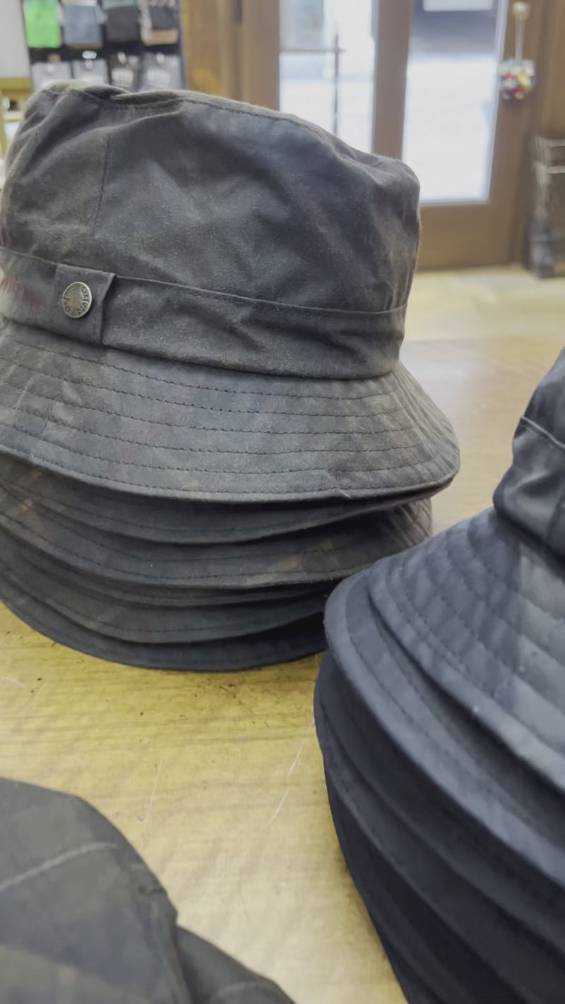 Cranio di Pirata con ossa incrociate in cappello nero | Vettore Gratis