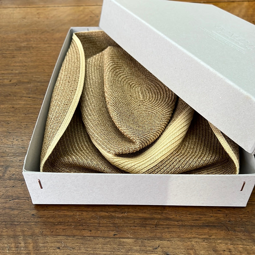 Cappello di paglia dia donna, dentro la scatola Boxed Hat dal quale prende il nome, marchio Mature Ha