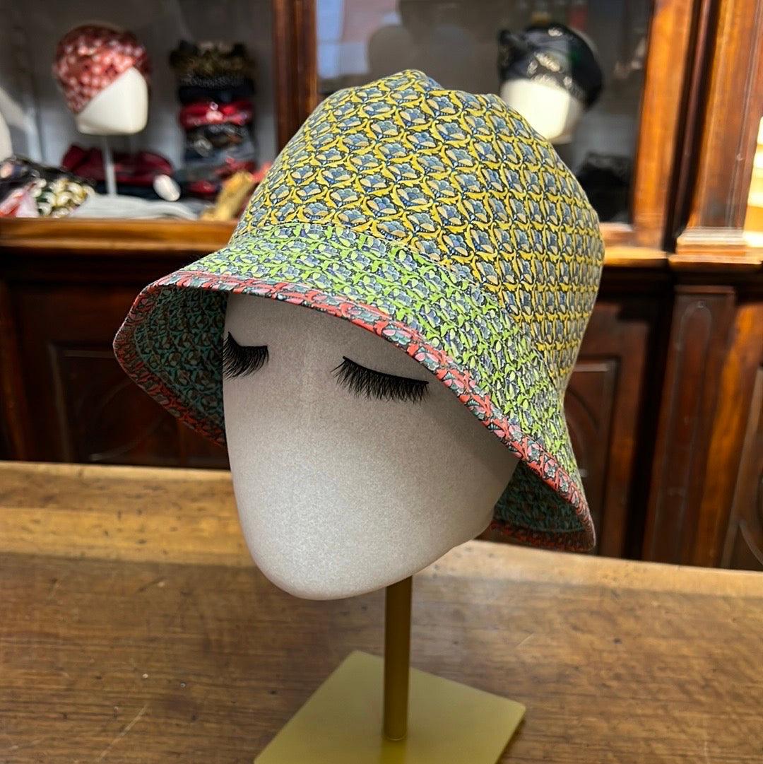 Cappello da donna patchwork stile pescatore colore giallo e verde con bordo rosso