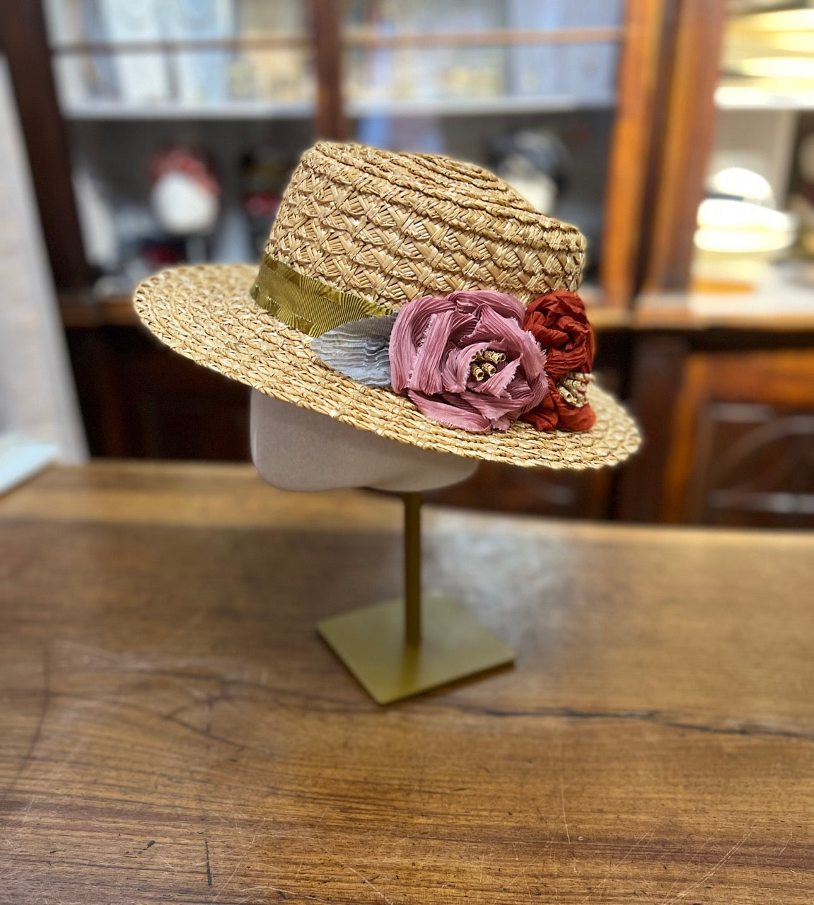 Cappello Donna in paglia, Magiostrina con due fiori materiali con lastro