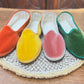 Friulane scarpe nei colori arancione, giallo, rosa e verde