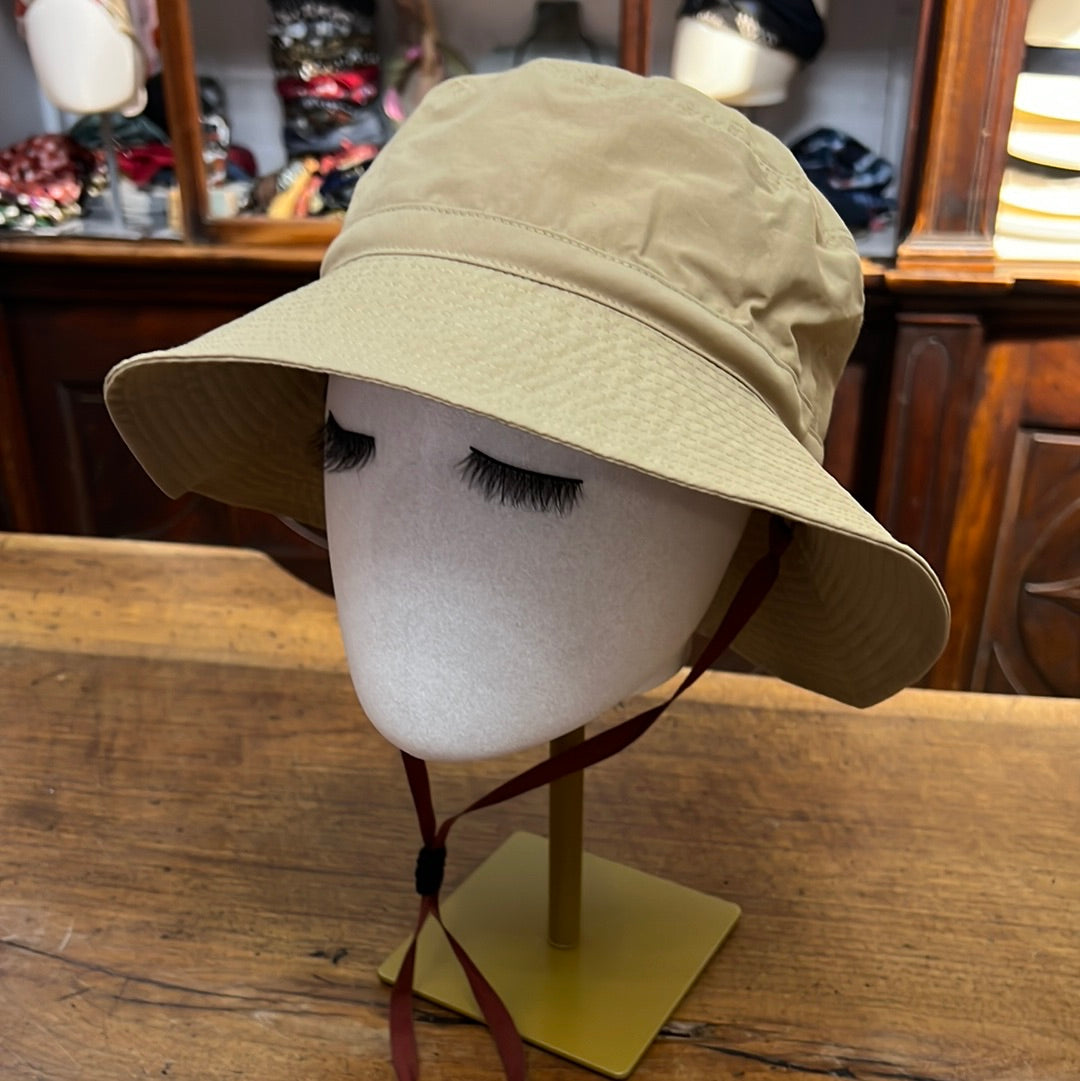 Cappello color sabbia marca Noriko Chisaki ad ala media con laccio sottomento