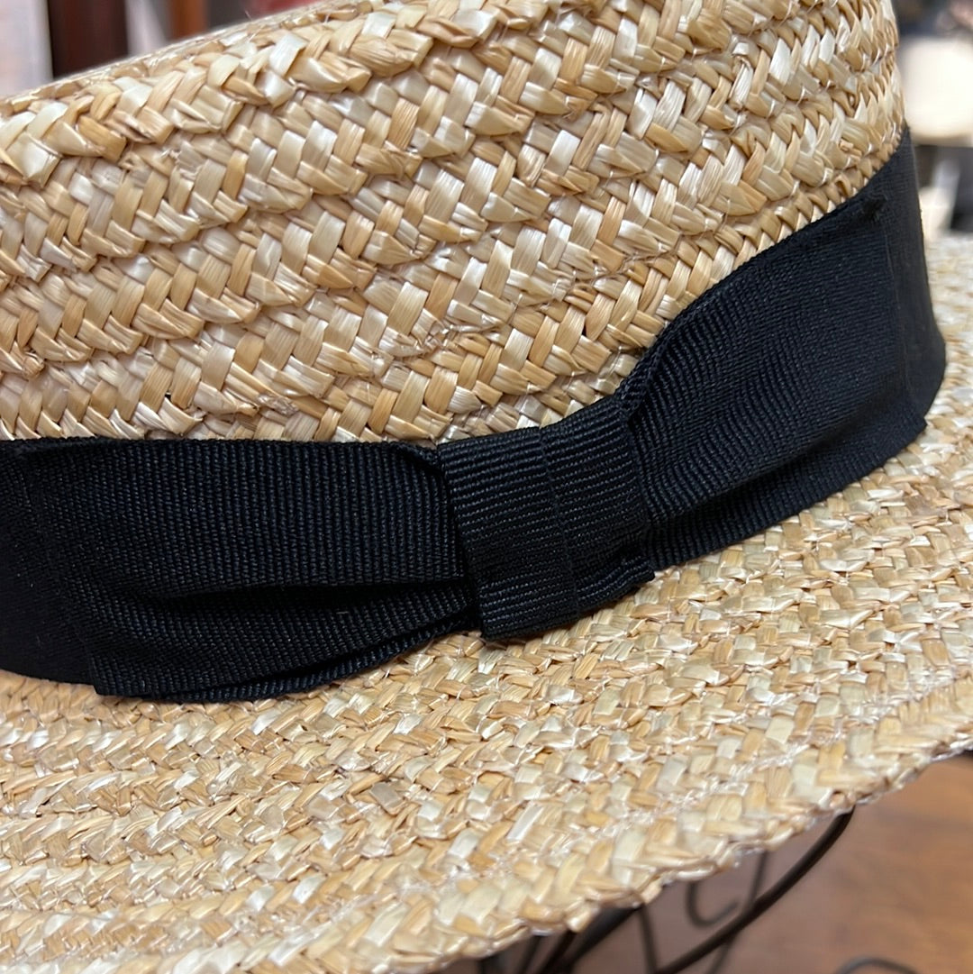 Particolare cappello paglia con fascia nera