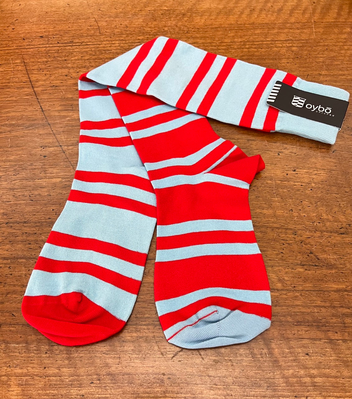 Particolare dei due calzini spaiati rosso e celeste marca Oybō