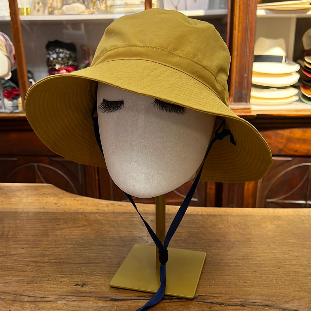 Cappello color ocra ad ala media con laccio antivento marca Noriko Chisaki