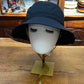 Cappello colore blu navy con laccio sottomento per il vento brand Noriko Chisaki