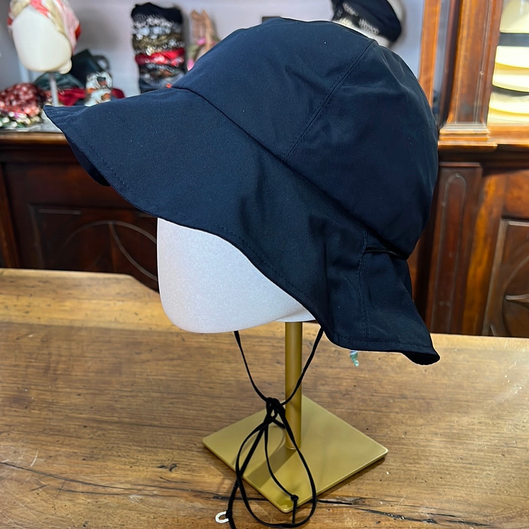 Cappello blu navy da donna con cupola tonda e laccetto sottomento per il vento, brand Noriko Chisaki