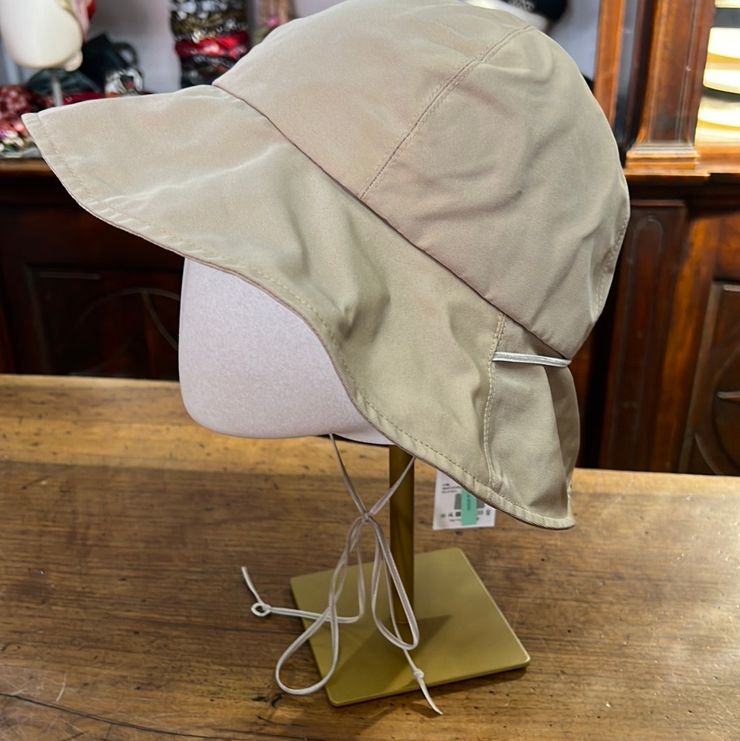 Cappello da donna con ala media e cupola tonda di colore sabbia con laccio sottomento per il vento, marca Noriko Chisaki