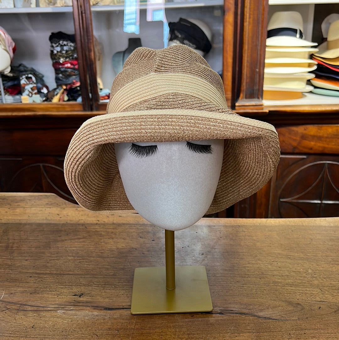 Cappello da donna in paglia con bordi modellabili e ala larga