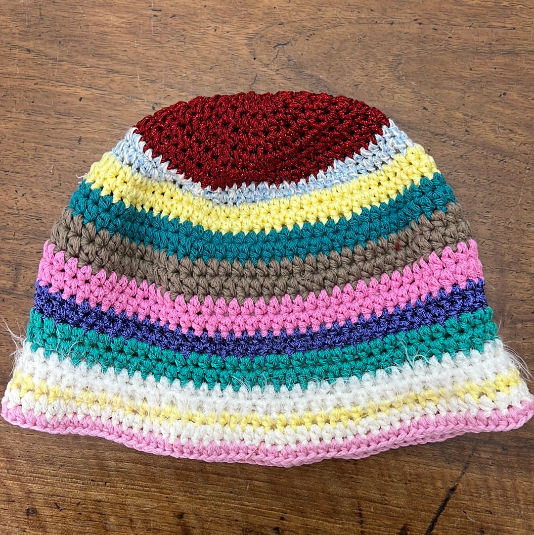 Cappello tipo pescatore fatto ad uncinetto realizzato in molteplici colori
