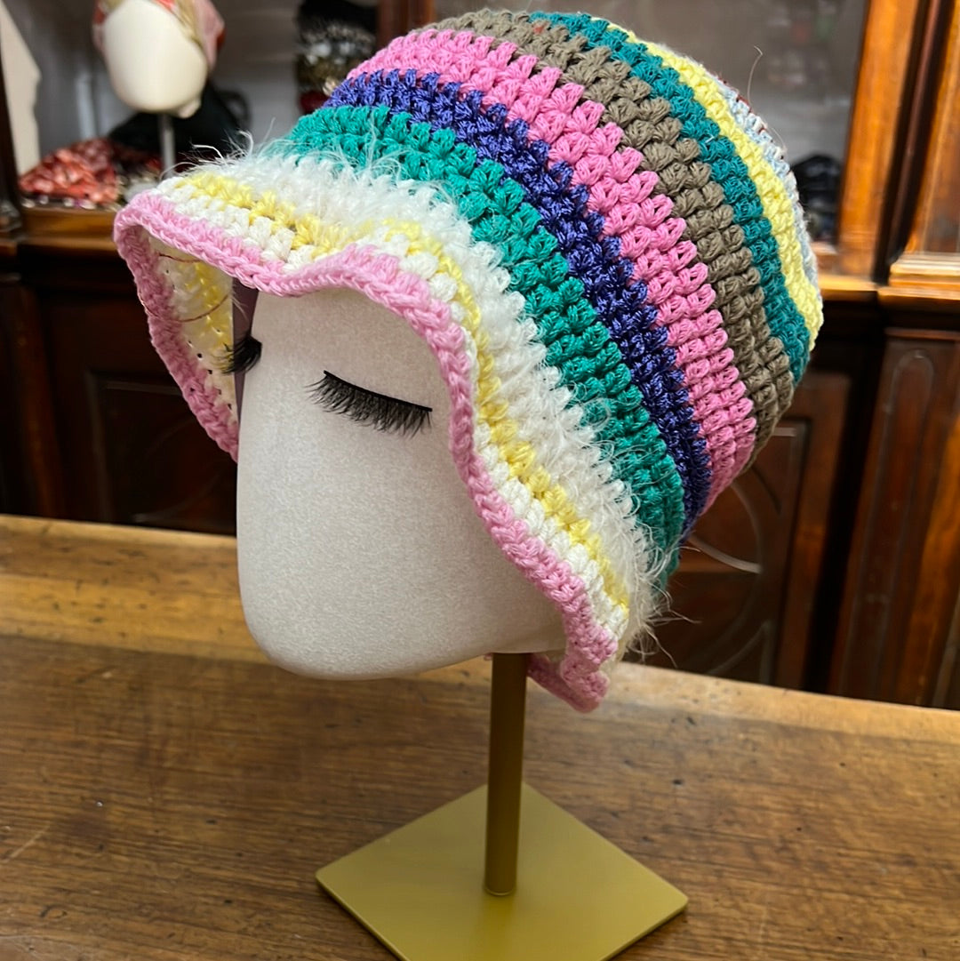 Cappello ad uncinetto fatto a mano colori rosa, bianco, blu, verde e giallo