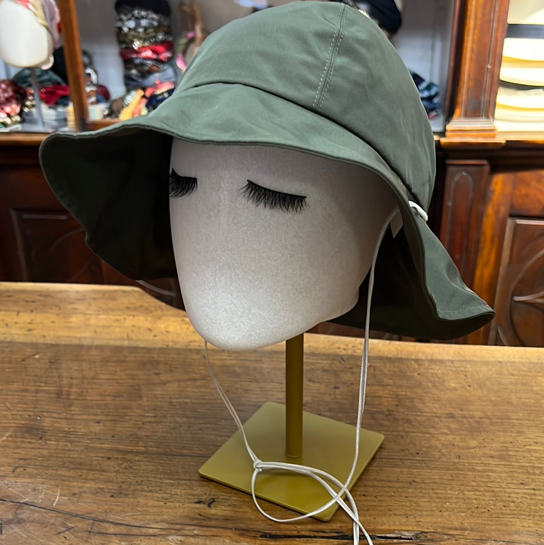 Cappello da donna colore verde con ala media e laccio sottomento reggi cappello di Noriko Chisaki