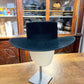 Cappello nero a falda larga e alzata verticale