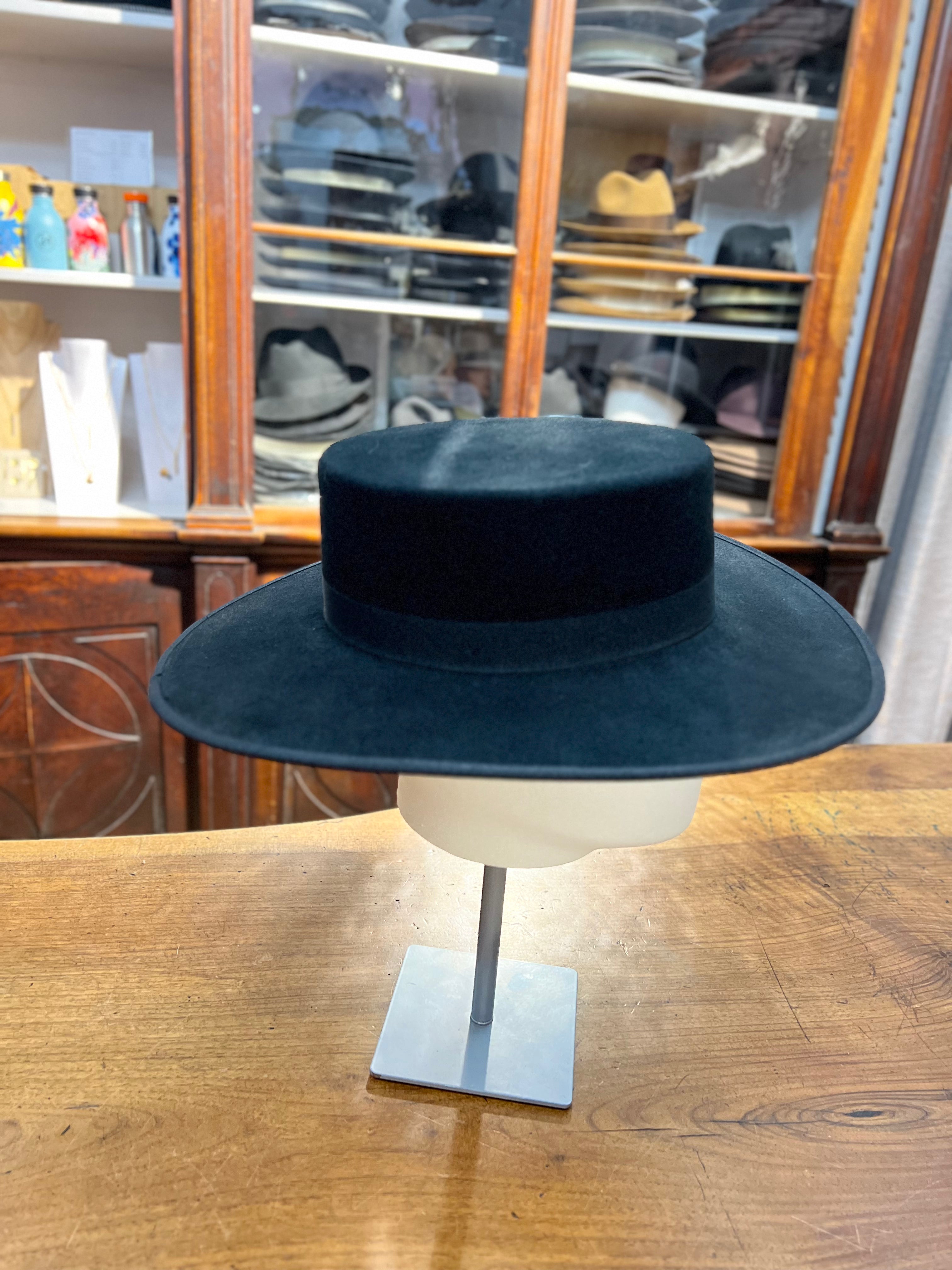 Cappello tipo Zorro con falda larga