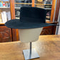 cappello nero con falda larga e cintina