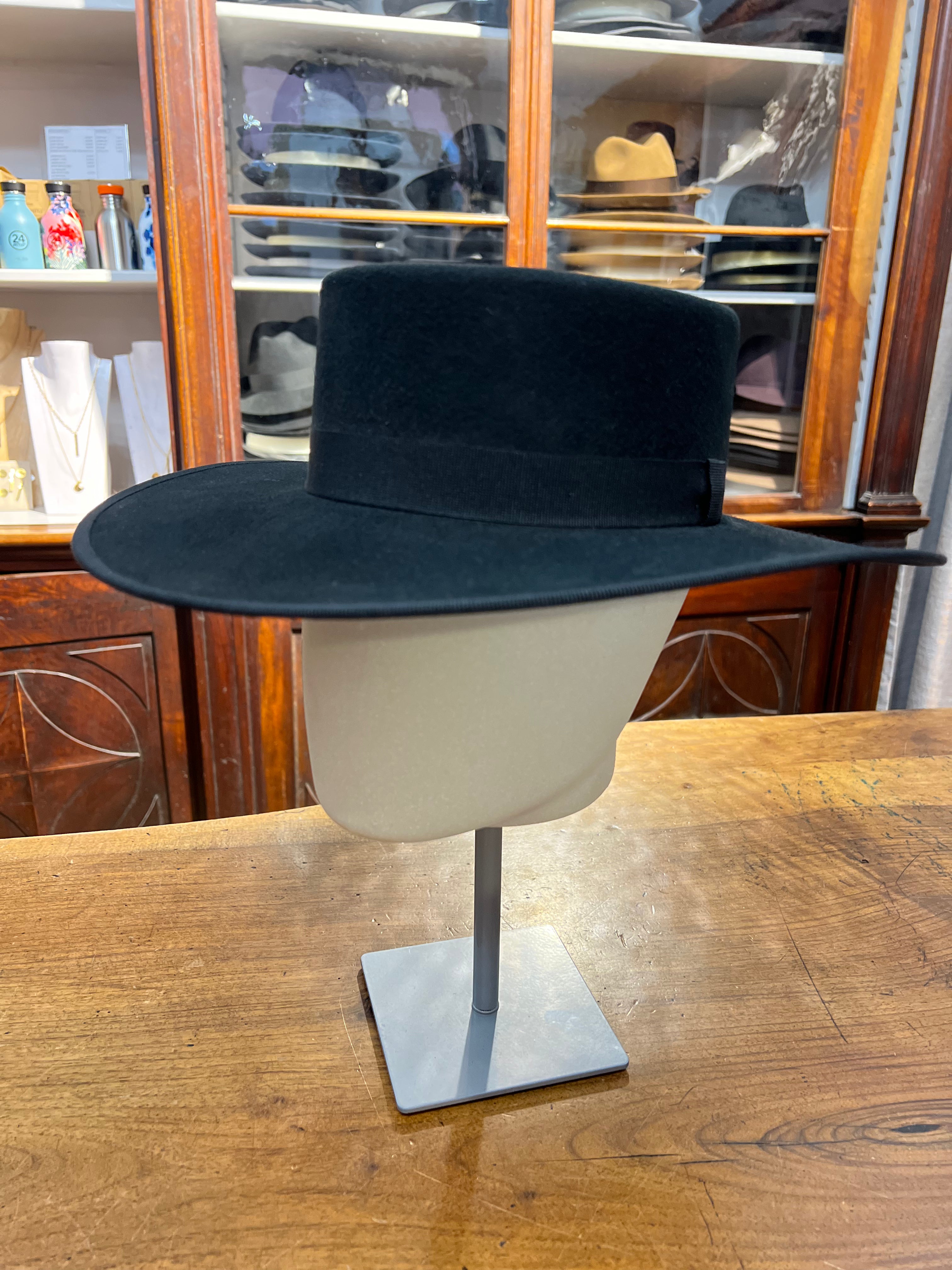 cappello nero con falda larga e cintina