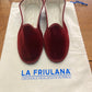 scarpe Friulane di colore bordeaux su sacchetto di cotone con marchio La Friulana originale realizzata in Friuli