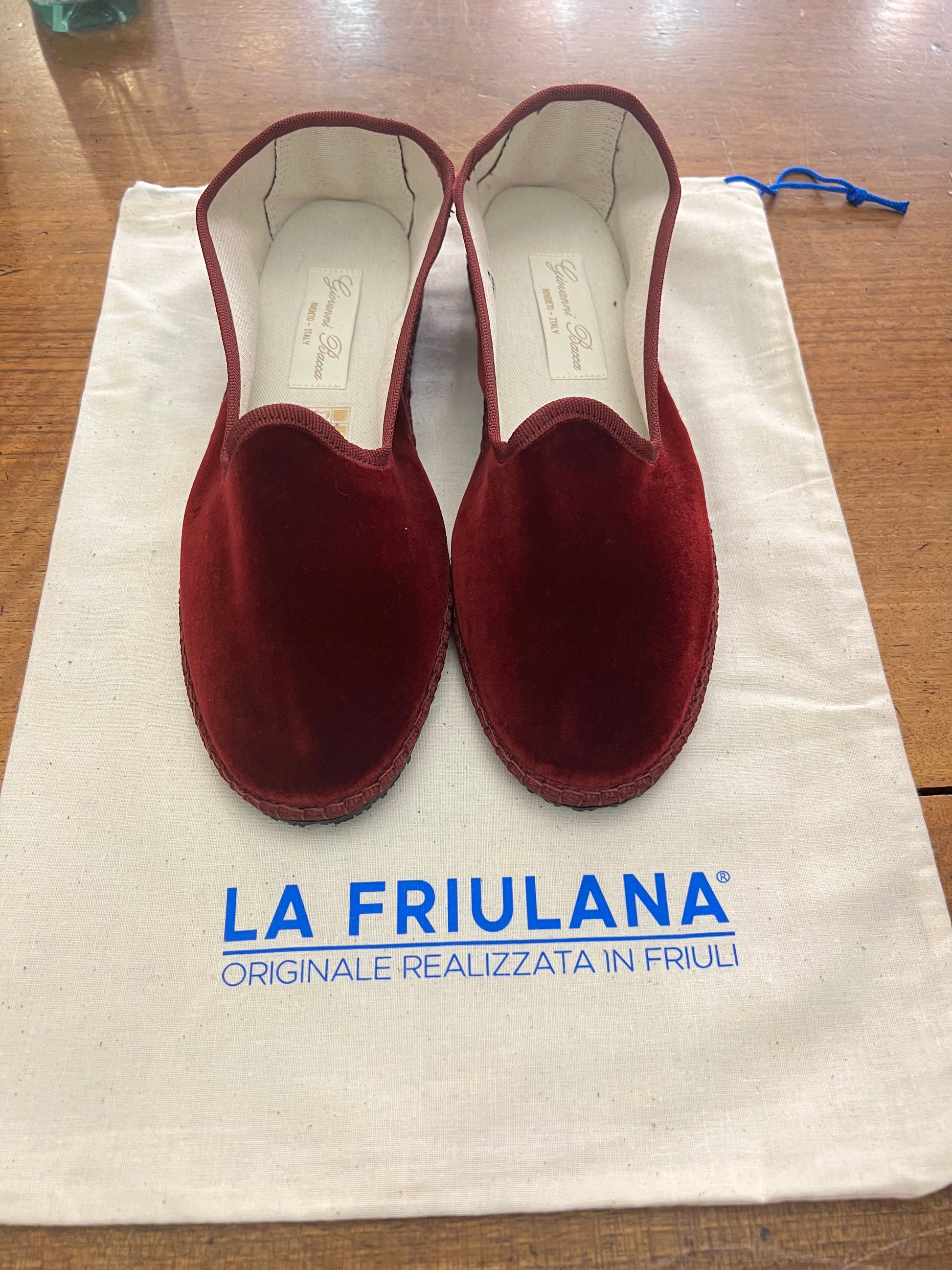 scarpe Friulane di colore bordeaux su sacchetto di cotone con marchio La Friulana originale realizzata in Friuli