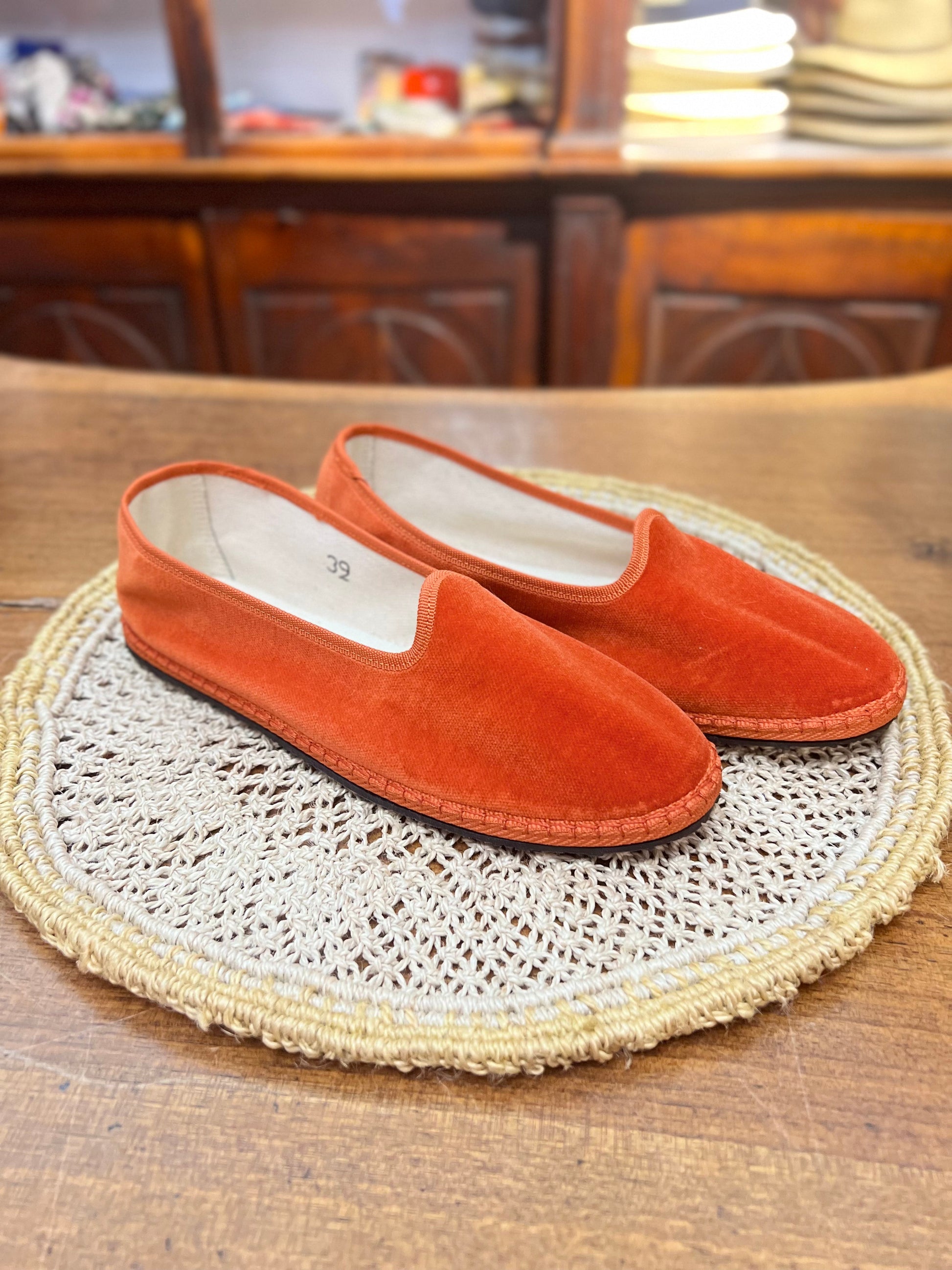 Scarpe friulane di colore arancione