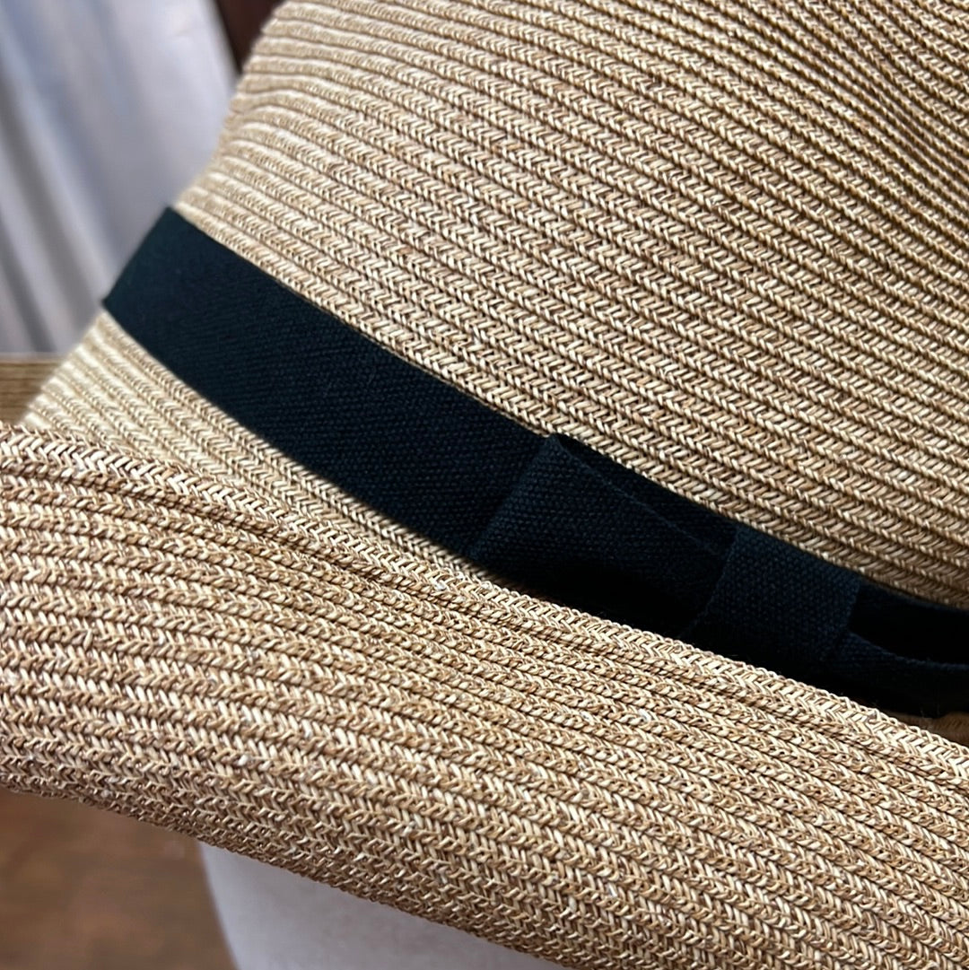 Particolare della fibra e del cinturino del cappello da donna in fibra Boxed Hat
